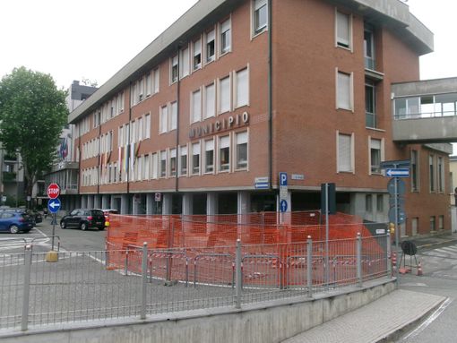 Grugliasco: cede una parte del terreno, chiuso l'accesso al Comune da piazza Matteotti Grugliasco: cede una parte del terreno, chiuso l'accesso al Comune da piazza Matteotti