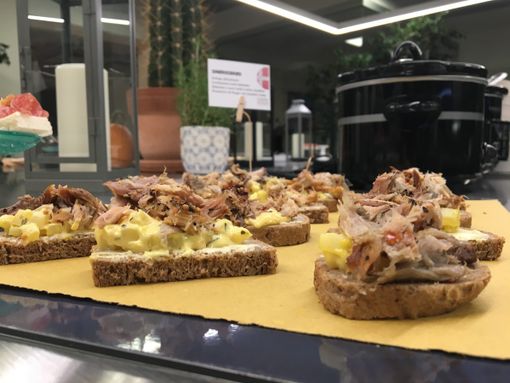 Anatra, patate caramellate e verza, ma anche sua maestà il salmone: ecco cosa c'è da sapere sulla cena danese del Mortensaften, a Torino il 15 novembre Anatra, patate caramellate e verza, ma anche sua maestà il salmone: ecco cosa c'è da sapere sulla cena danese del Mortensaften, a Torino il 15 novembre