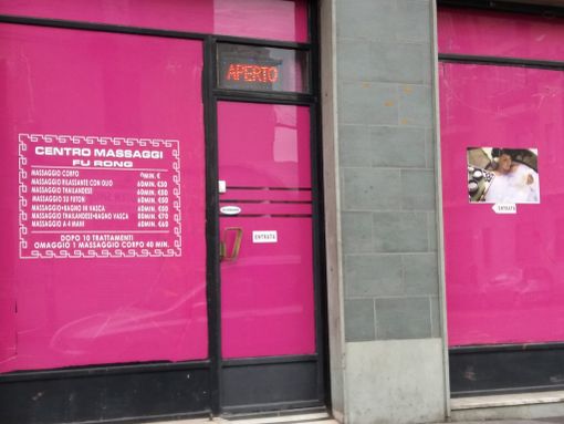 Rapinava e violentava le massaggiatrici cinesi, arrestato un uomo