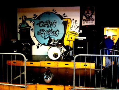 Via dalla strada, tutti in sala prove: a Mirafiori il “miracolo” del Centrodentro suona rock e parla in rima