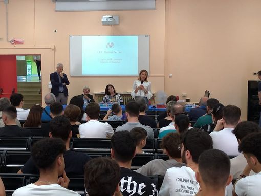 Diplomarsi lavorando, l'assessore Chiorino applaude e premia 37 studenti dell'Istituto Enzo Ferrari di Torino Diplomarsi lavorando, l'assessore Chiorino applaude e premia 37 studenti dell'Istituto Enzo Ferrari di Torino