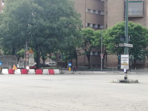sottopassaggio chiuso con cartello di indicazione sottopassaggio chiuso con cartello di indicazione