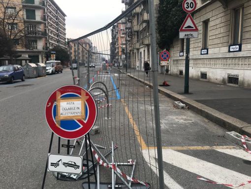 Più spazio alle bici e meno alle auto, a Torino si inaugura una nuova &quot;doppia&quot; pista ciclabile