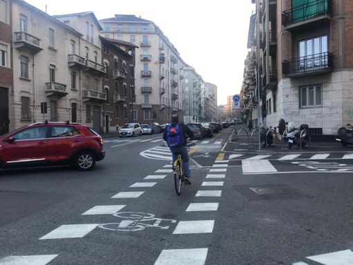 Ciclabile in via Cialdini, i residenti non ci stanno: “La strada ora è troppo stretta, rischio incidenti elevato” [FOTO]