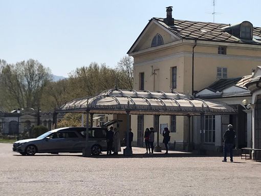 Silenzio e preghiera, l’ultimo saluto a chi muore durante la pandemia Coronavirus: “I defunti arrivano qui soli” [FOTO E VIDEO]