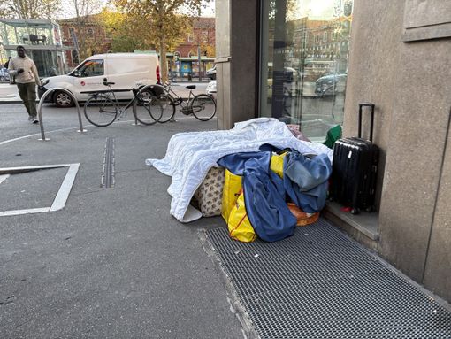 Clochard accampato davanti a una banca: “La nuova povertà che avanza” Clochard accampato davanti a una banca: “La nuova povertà che avanza”