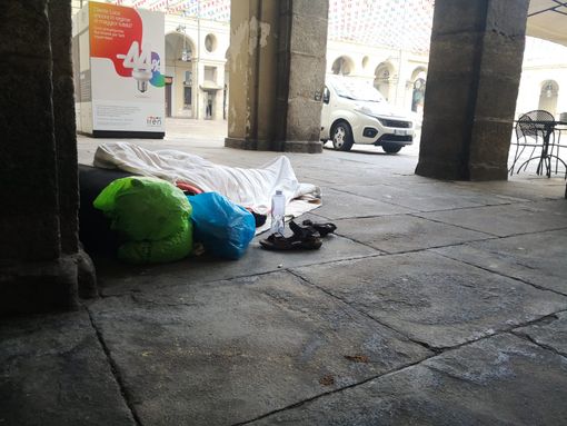 clochard sotto i portici del Comune di Torino clochard sotto i portici del Comune di Torino