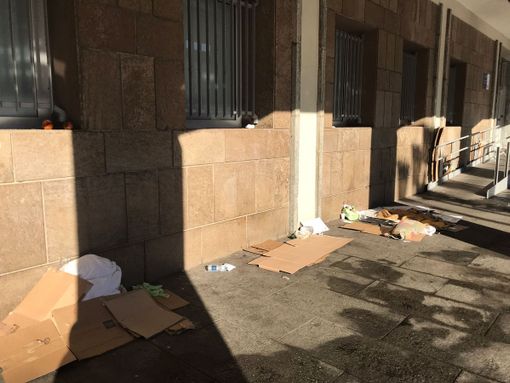 A Torino arriva il freddo, un anno dopo i clochard tornano ad accamparsi davanti al Duomo A Torino arriva il freddo, un anno dopo i clochard tornano ad accamparsi davanti al Duomo