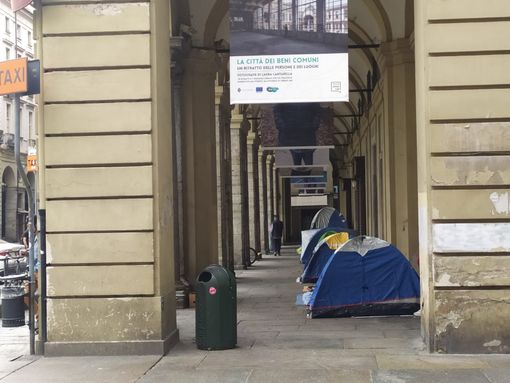 Clochard in sit-in dopo lo sfratto da piazza d'Armi, Schellino:"Per 9 trovata soluzione"