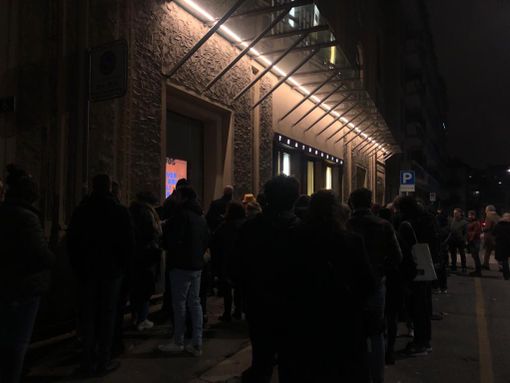 In centinaia per Paolo Sorrentino: la lunga coda davanti al Teatro Astra In centinaia per Paolo Sorrentino: la lunga coda davanti al Teatro Astra