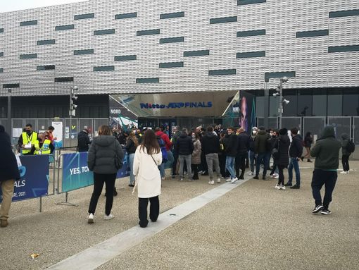 Tifosi in coda davanti al Pala Alpitour Tifosi in coda davanti al Pala Alpitour