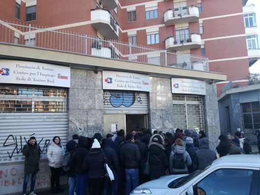 Una mattinata in coda fuori dal Centro per l'impiego tra attese, speranze e un po' di rabbia