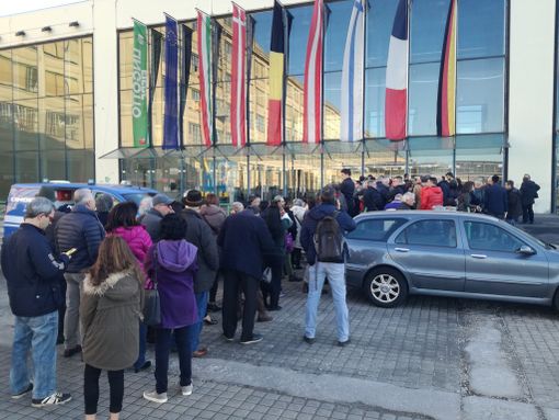 Renzi al Lingotto Fiere: lunga coda a un'ora dall'inizio