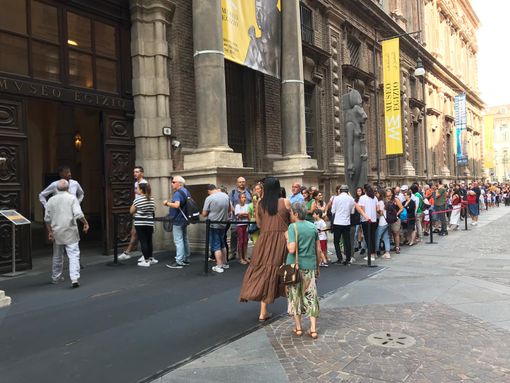 Torino, è boom di turisti a Ferragosto: lunghe code fuori dai musei del centro [FOTO e VIDEO]