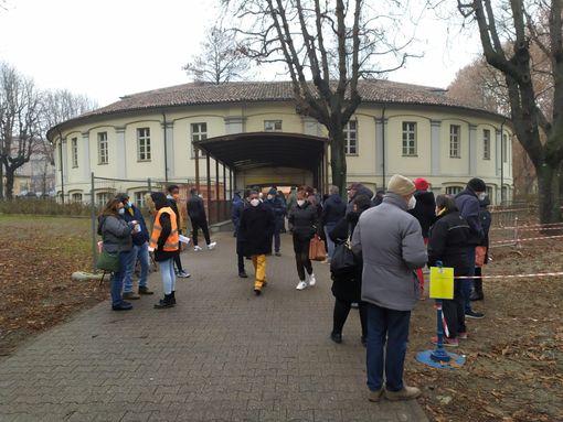persone in coda fuori dall'anagrafe