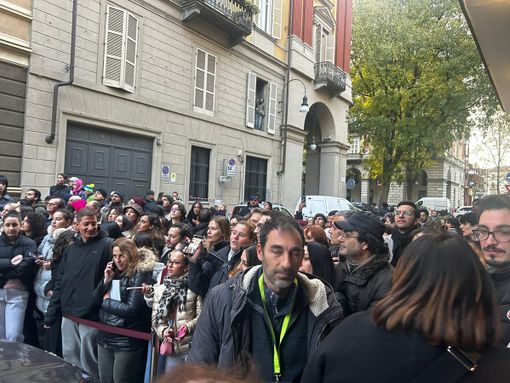 Angelina Jolie, l’Ideal “preso d’assalto” dai fan della star di Hollywood Angelina Jolie, l’Ideal “preso d’assalto” dai fan della star di Hollywood