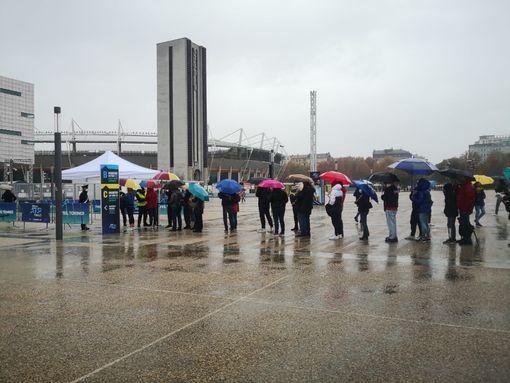 Persone in coda davanti al Pala Alpitour Persone in coda davanti al Pala Alpitour