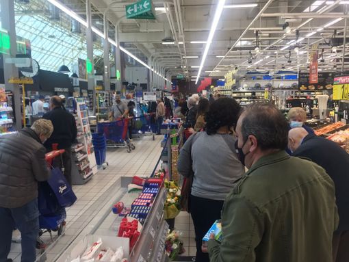Chiusure pasquali, parte la corsa alla spesa: torinesi in coda nei supermercati [FOTO e VIDEO]