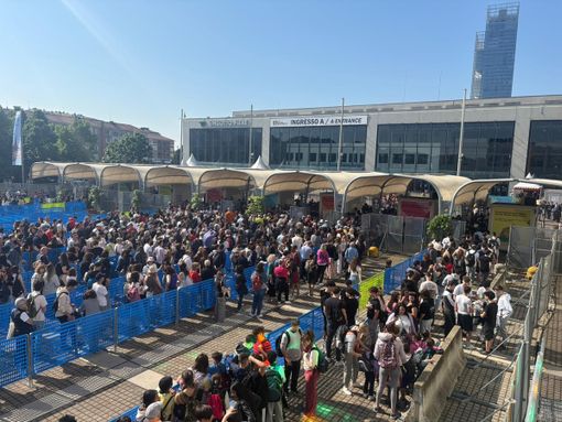 SalTo 2025, si aprono i cancelli e già lunghe code: in migliaia per il primo giorno