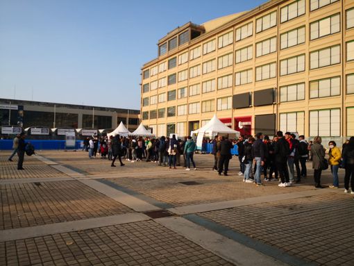 code di persone all'ingresso del salone del libro di Torino