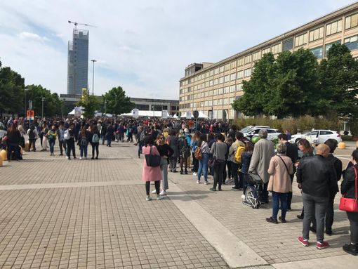 Il weekend del Salone del Libro parte con il botto: code lunghissime per entrare al Lingotto [VIDEO]