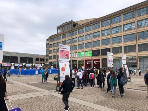 ragazzi in coda al Salone del libro