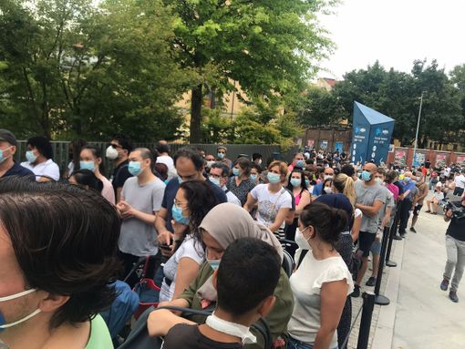 Pazienti in coda per il vaccino alla Nuvola Lavazza, immagine di repertorio