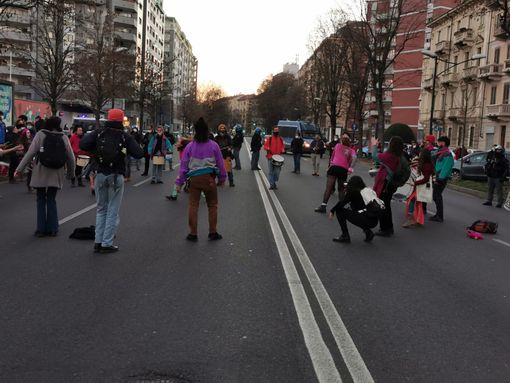 La protesta in corso Ferrucci, davanti al centro Comala La protesta in corso Ferrucci, davanti al centro Comala