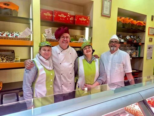 pasticceri dietro il bancone pasticceri dietro il bancone