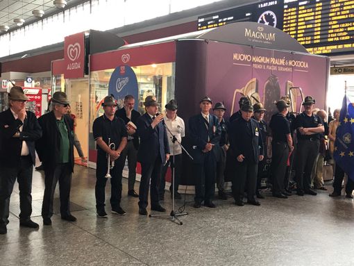 Stamattina a Porta Nuova il ricordo degli Alpini partiti 76 anni fa per la campagna di Russia (FOTO) Stamattina a Porta Nuova il ricordo degli Alpini partiti 76 anni fa per la campagna di Russia (FOTO)