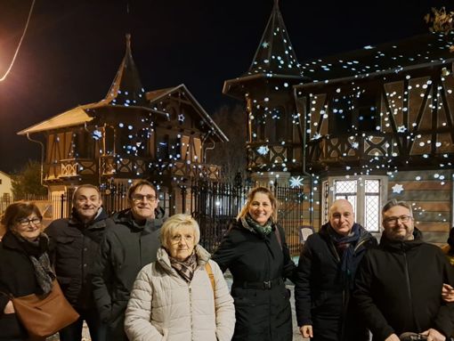 persone che fanno inaugurazione