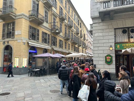 &quot;Con Mollica o Senza&quot; apre a Torino: code infinite per i primi panini “virali” [FOTO E VIDEO]