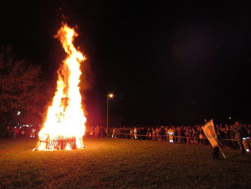 Settimo, grande affluenza per il Gran Falò del Gambero, che però non fa &quot;previsioni&quot; [FOTO e VIDEO]