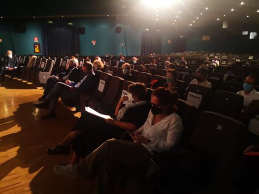 persone sedute in una sala cinematografica