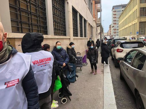 La consegna di pacchi alimentari alle famiglie bisognose da parte dei volontari di Sol.Id