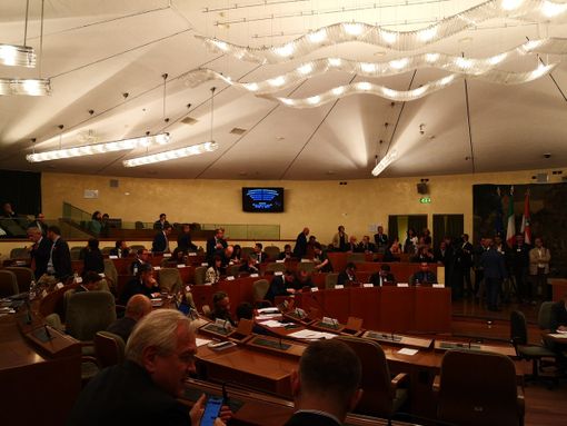 Dimenticano di andare a ritirare le tessere per votare, il Consiglio Regionale inizia in ritardo