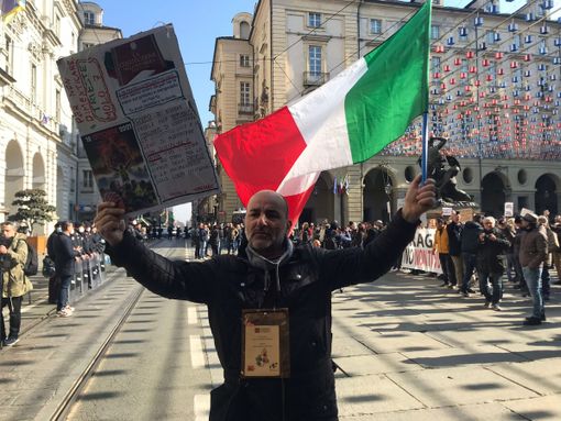 Draghi contestato dai No Green pass a Torino: “‘Non ti vogliamo”. Tensione con la polizia [FOTO E VIDEO]