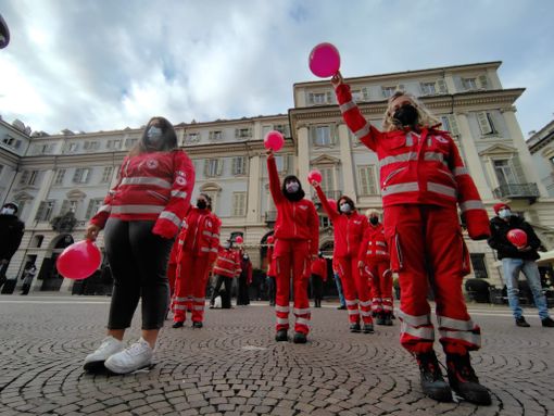 In foto il flashmob organizzato dalla CRI in piazza Carignano in occasione della Giornata Mondiale contro l'Aids