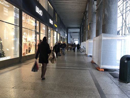 Shopping natalizio, Torino corre per gli ultimi regali: &quot;Ma la gente cerca di risparmiare&quot;