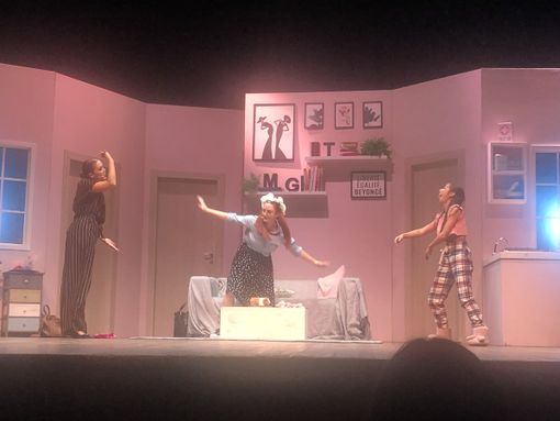 In foto, una scena dello spettacolo al Teatro Colosseo