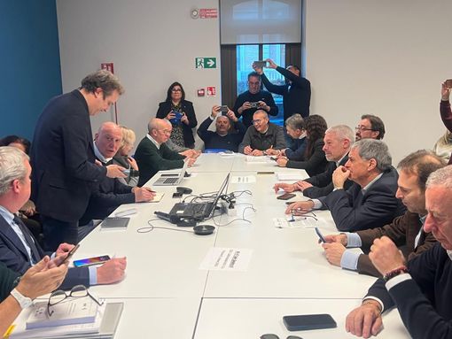 tavolo con persone sedute su entrambi i lati tavolo con persone sedute su entrambi i lati