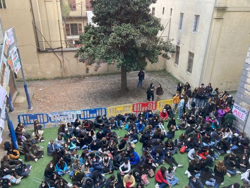 scuola occupata da studenti