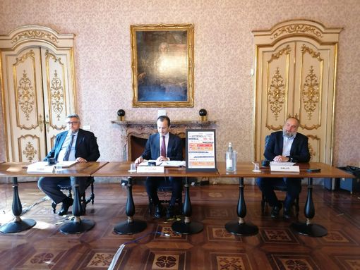 tre persone sedute al tavolo