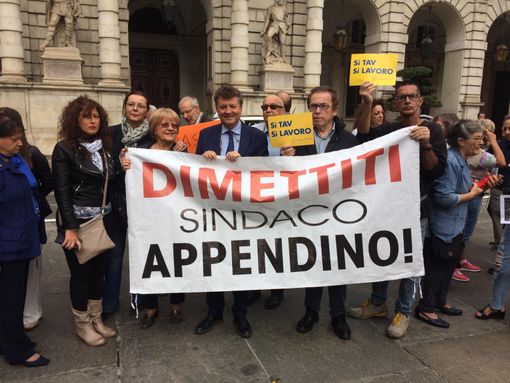 Comitati in piazza contro Appendino: &quot;Ci ha deluso, si dimetta&quot;