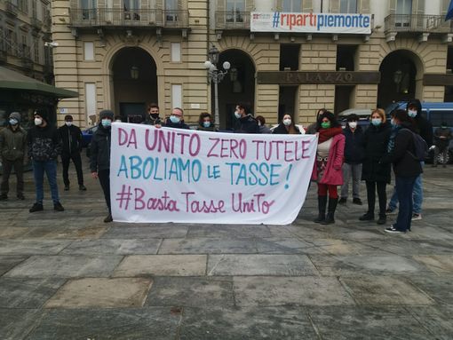 Universitari in piazza Castello: &quot;Finiremo fuori corso a causa della pandemia&quot; [FOTO e VIDEO]