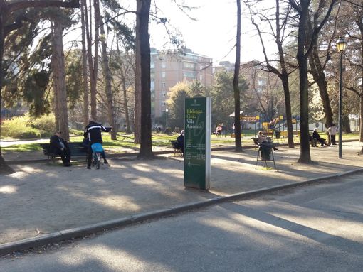 Anziani &quot;indisciplinati&quot; a Santa Rita, code ordinate in supermercati e farmacie del Lingotto [FOTO]