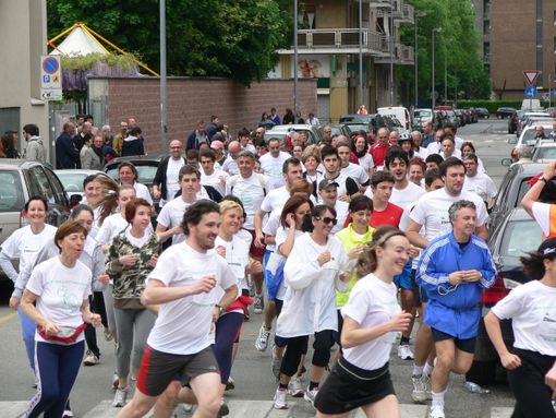 Persone che corrono in strada per una gara podistica