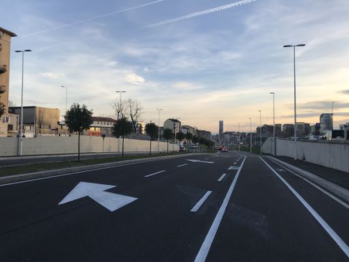 Corso Venezia riapre, ma la partenza è soft: la strada percorsa da pochissime auto Corso Venezia riapre, ma la partenza è soft: la strada percorsa da pochissime auto