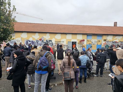 persone in corso Verona con sedie