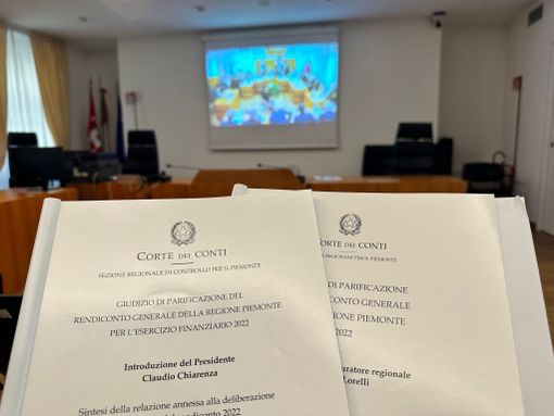 Corte di conti con documenti aperti in primo piano Corte di conti con documenti aperti in primo piano